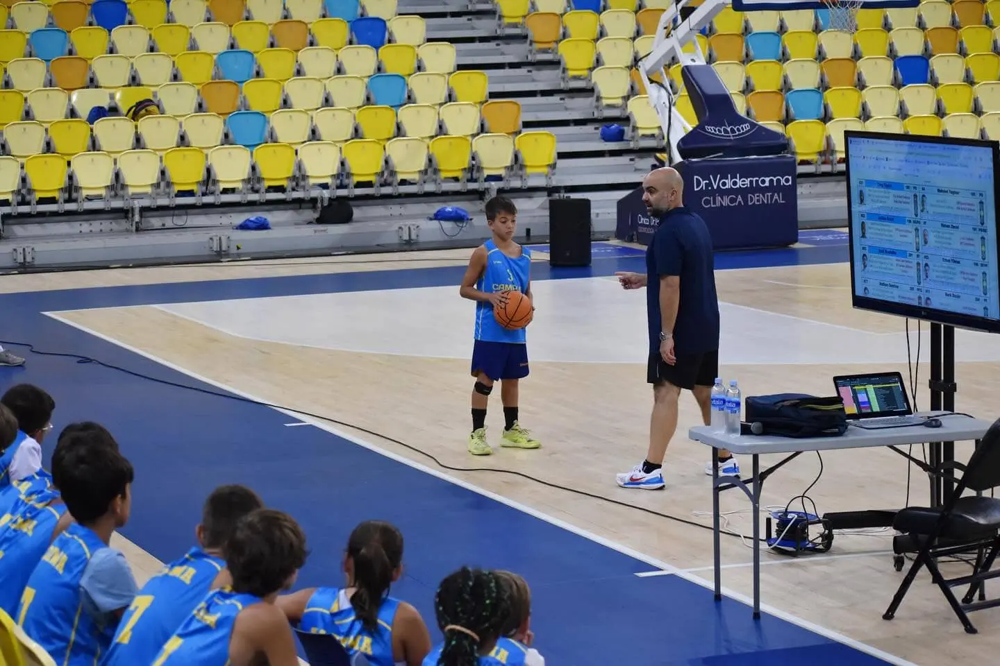 Sesión de aprendizaje guiado con soporte audiovisual en el Gran Canaria Arena, mostrando la metodología de tecnificación avanzada del campus