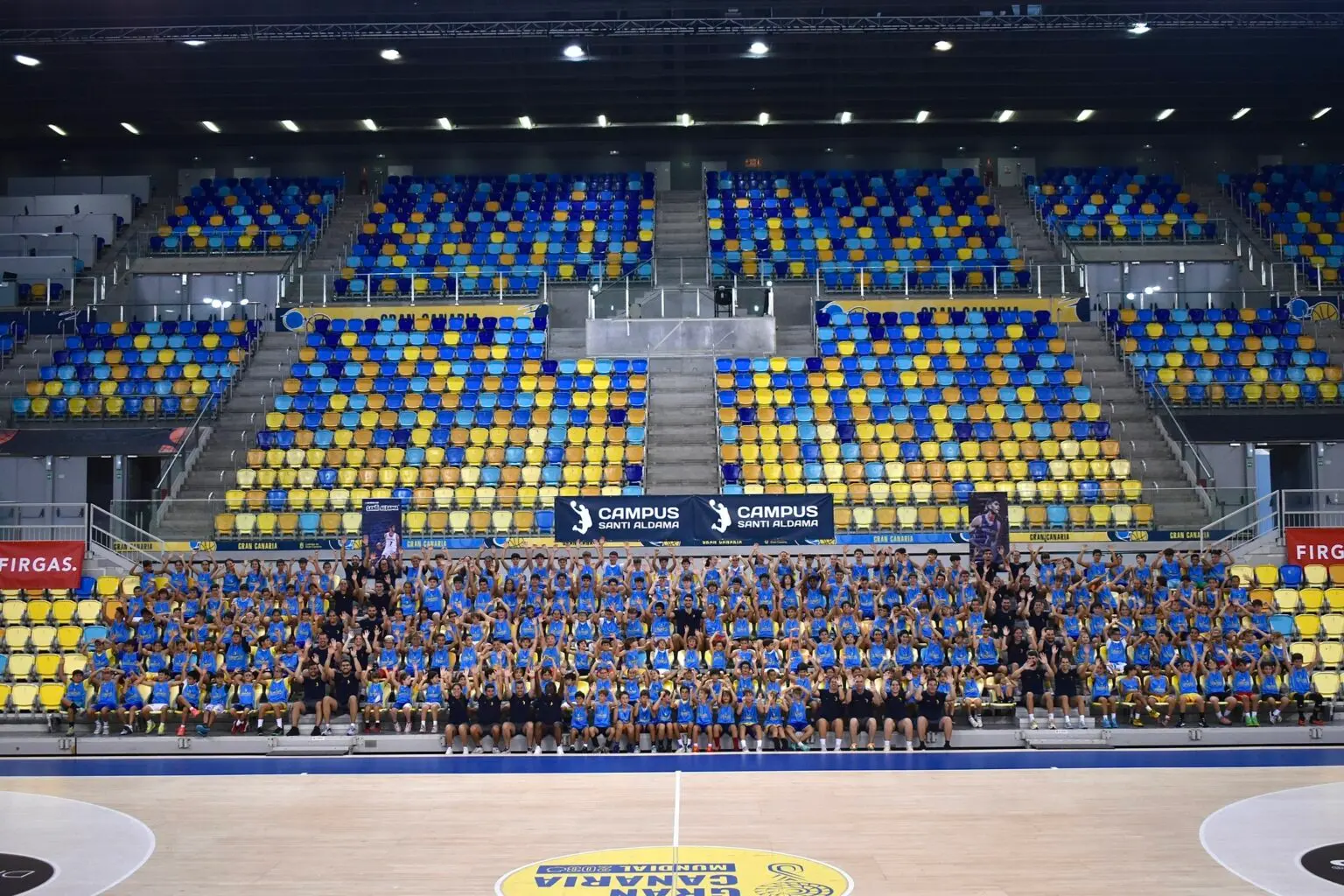 Vista panorámica de todos los alumnos del Campus Santi Aldama en las gradas del Gran Canaria Arena, sede oficial del campus