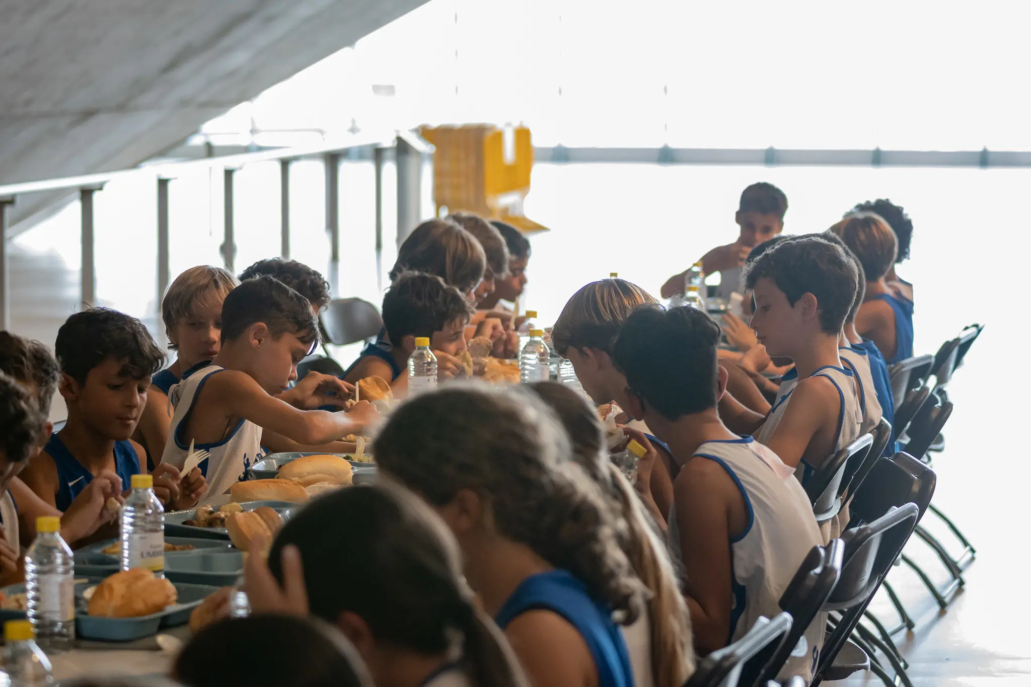 Alumnos del Campus Santi Aldama compartiendo la comida en las mesas del comedor del campus