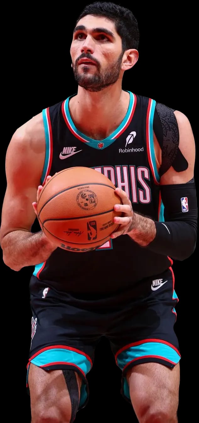 Santi Aldama encestando