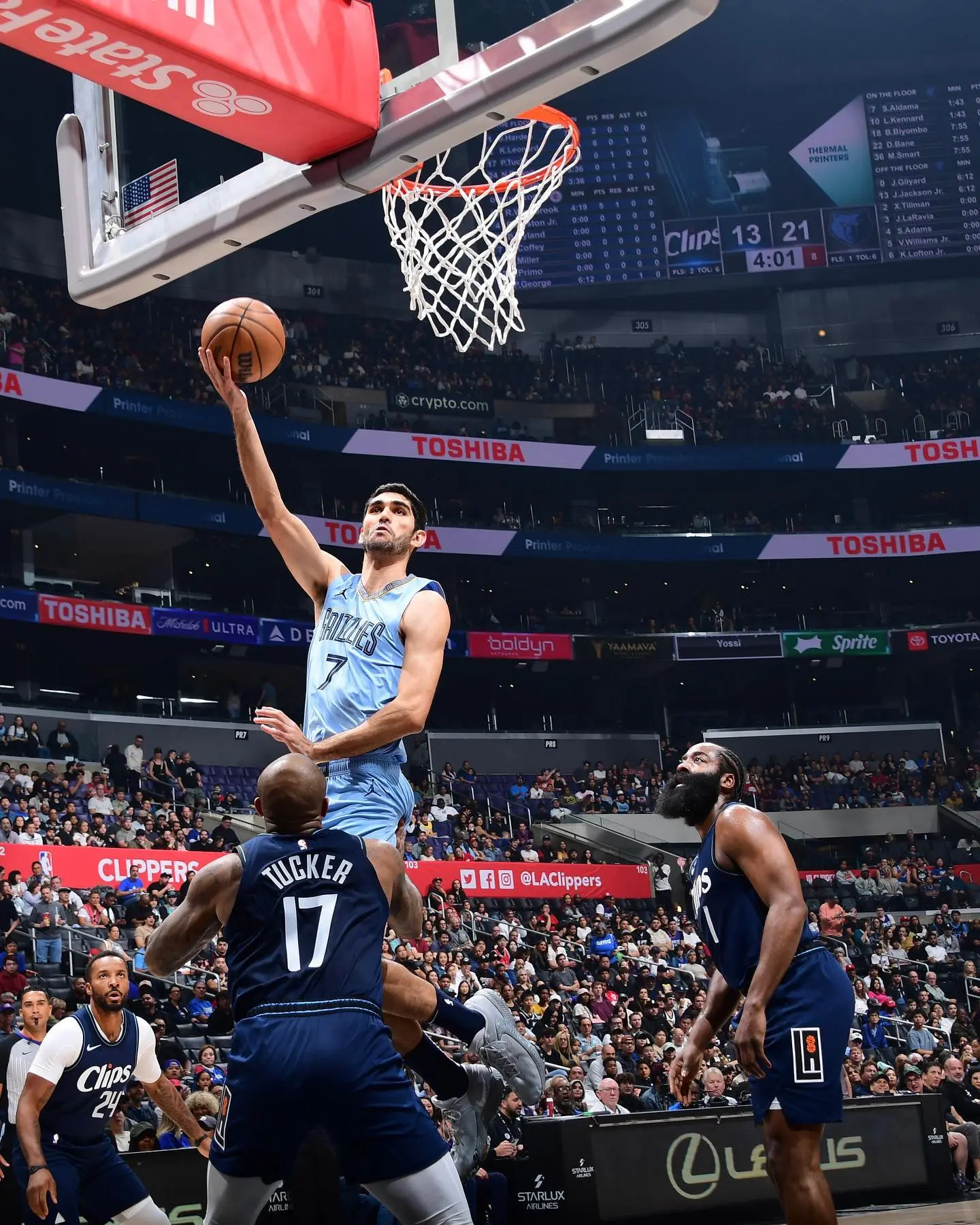 Santi Aldama ejecutando una entrada a canasta frente a defensores en un partido de la NBA, ilustrando la trayectoria profesional detrás del Campus Santi Aldama Perfect