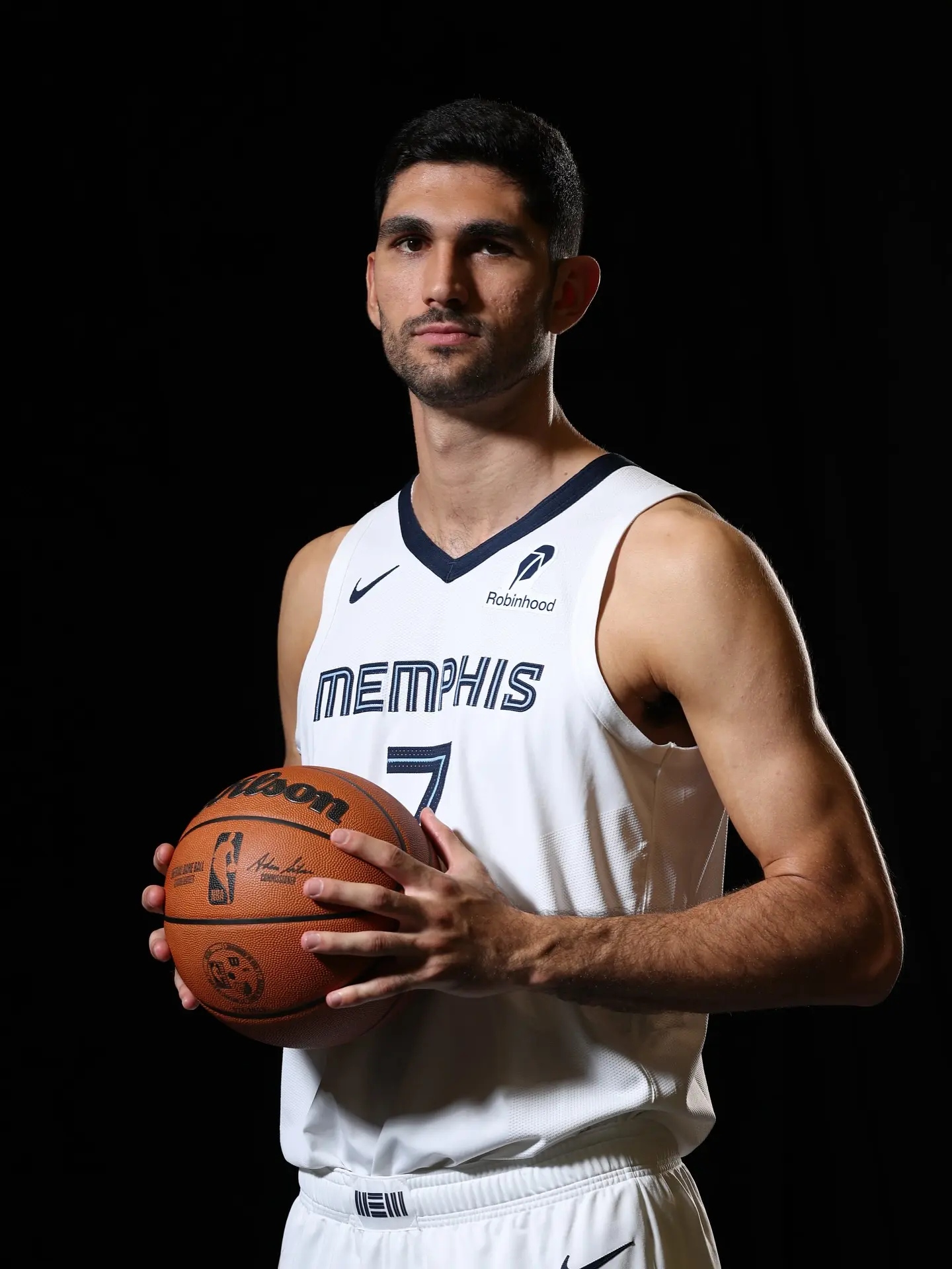 Primer plano de Santi Aldama con equipación deportiva blanca, imagen principal de los orígenes y trayectoria del campus