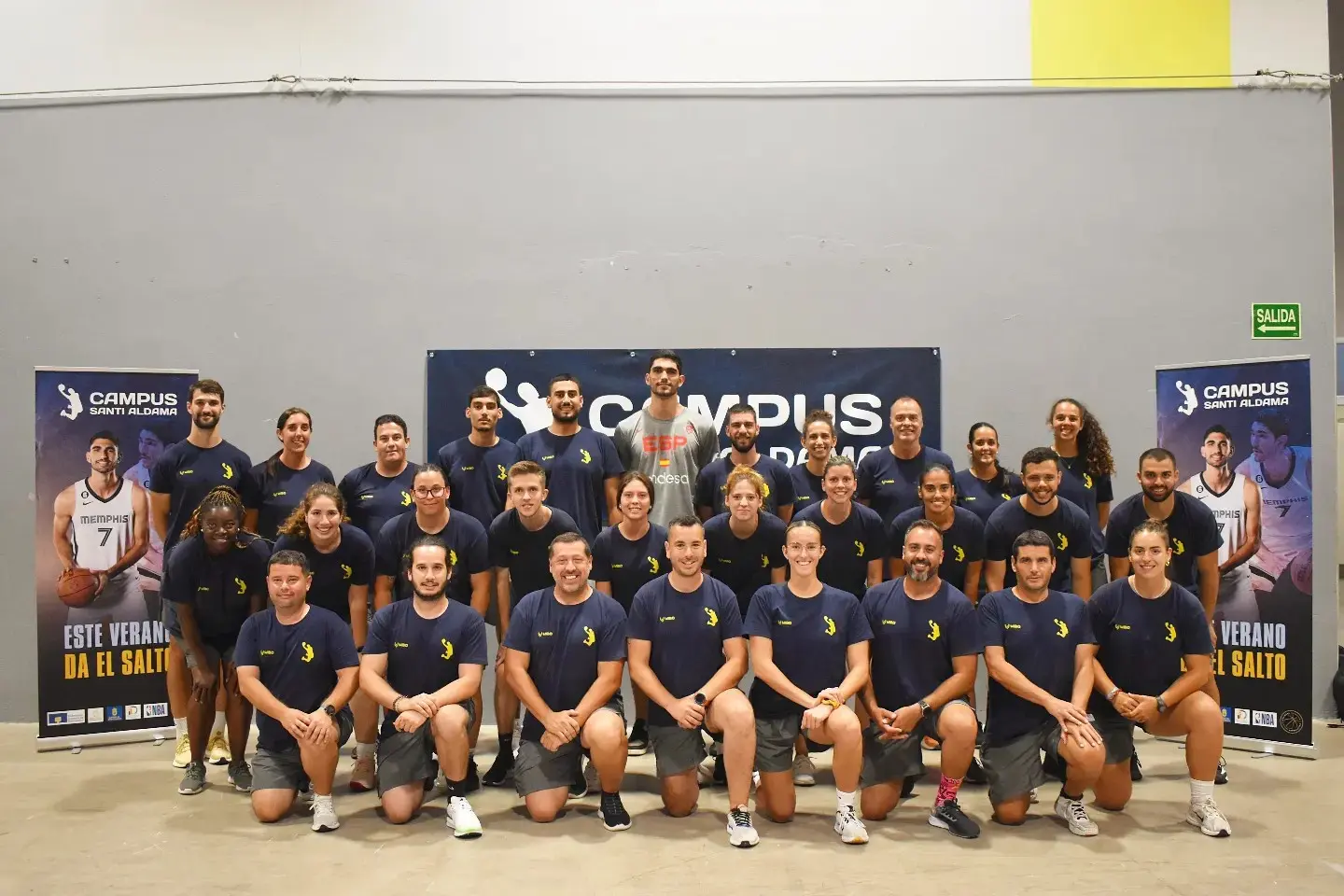 Foto de grupo del staff profesional y monitores del campus de baloncesto, encargados de la formación técnica y el cuidado de los alumnos